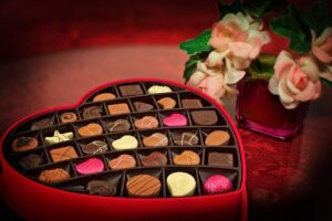 Blomster og chokolade i gave