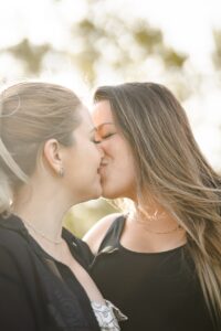 To piger kysser